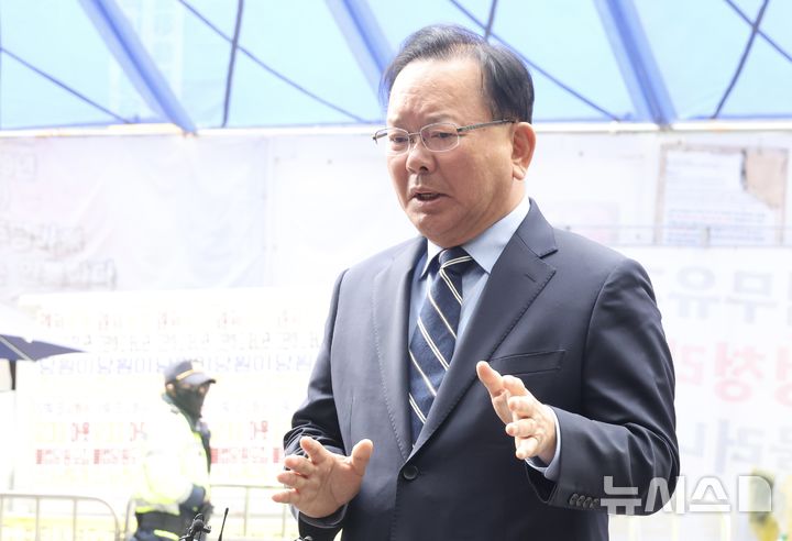 [서울=뉴시스] 조성봉 기자 = 대구시장 출마를 선언한 김부겸 전 국무총리가 3일 오전 서울 여의도 더불어민주당 중앙당사에서 면접을 보기 전 취재진 질문에 답변하고 있다. 2026.04.03.suncho21@newsis.com