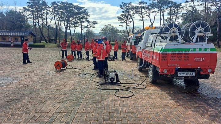 [여주=뉴시스] 여주시의 대형산불 방지 인력과 장비(사진=여주시 제공) 2026. 04. 03. photo@newsis.com *재판매 및 DB 금지