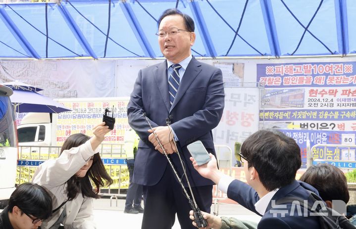 [서울=뉴시스] 조성봉 기자 = 대구시장 출마를 선언한 김부겸 전 국무총리가 3일 오전 서울 여의도 더불어민주당 중앙당사에서 면접을 보기 전 취재진 질문에 답변하고 있다. 2026.04.03.suncho21@newsis.com