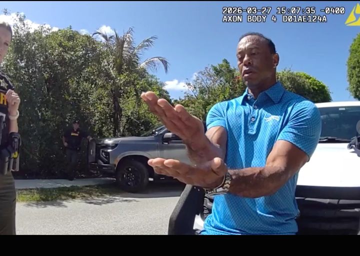 [마틴 카운티(미 플로리다주)=AP/뉴시스] 지난달 27일 미국 플로리다주 마틴 카운티에서 음주 운전 후 사고를 낸 골프 선수 타이거 우즈가 경찰에게 자신의 휴대전화를 제출하고 있다.2026.04.03.&nbsp; *재판매 및 DB 금지