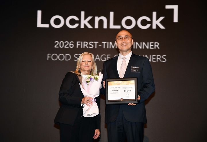 [서울=뉴시스]엘렌 스미스(왼쪽) 뉴욕페스티벌 CEO와 안성일 락앤락 CHRO 전무. (사진=락앤락 제공) 2026.04.03. photo@newsis.com *재판매 및 DB 금지