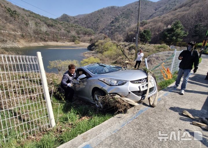 [경주=뉴시스] 경주 덕동댐 인접 비탈길 승용차 추락 사고 현장 (사진=독자 제공) 2026.4.3. photo@newsis.com