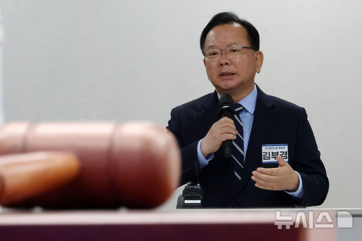 [서울=뉴시스] 조성봉 기자 = 대구시장 출마를 선언한 김부겸 전 국무총리가 3일 오전 서울 여의도 더불어민주당 중앙당사에서 열린 후보자 면접에서 발언을 하고 있다. (공동취재)2026.04.03. photo@newsis.com