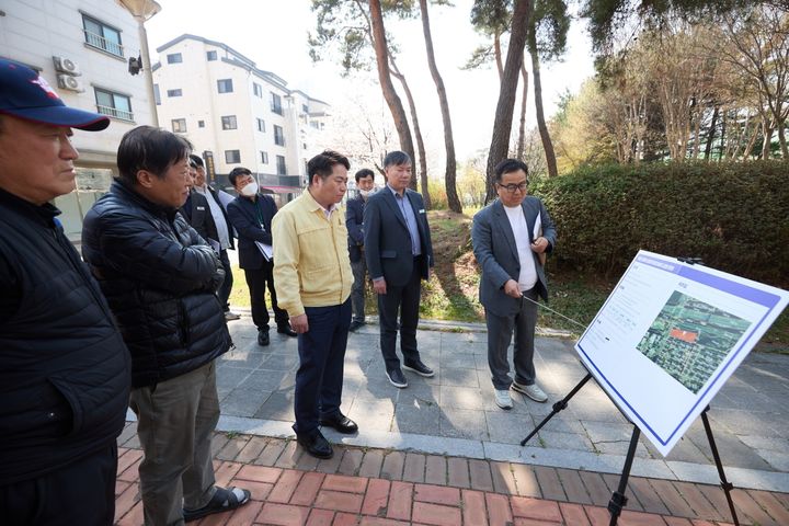 [아산=뉴시스] 오세현 아산시장이 2일 아산 장재리 일원 공영주차장 예정 부지를 방문했다. (사진=아산시 제공) 2026.04.03 photo@newsis.com *재판매 및 DB 금지