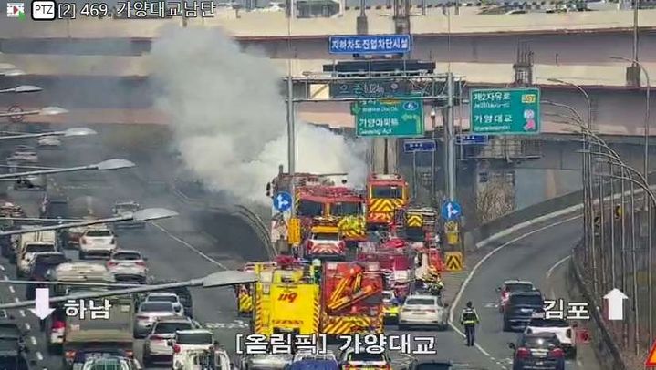 [서울=뉴시스] 3일 오전 9시55분께 서울 강서구 올림픽대로 김포방향 월드컵대교→화곡로진출램프 차량 화재가 발생해 교통이 통제됐다. *재판매 및 DB 금지