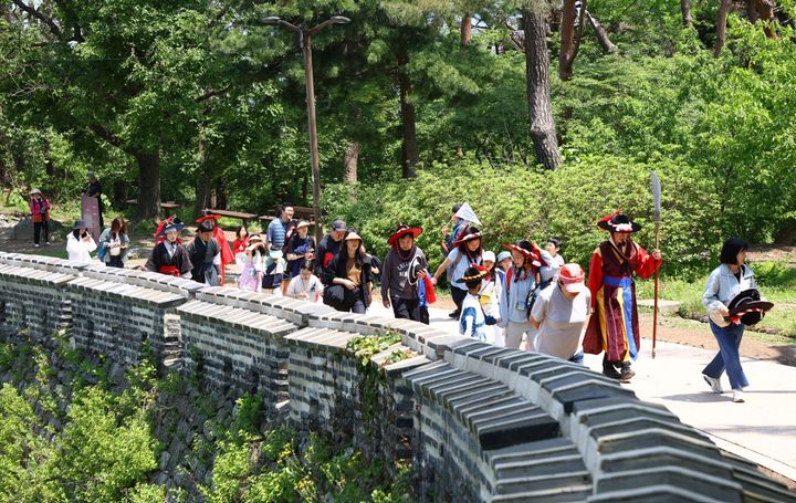 [수원=뉴시스] 병자호란 당시 성을 지키던 수어사가 되어 성곽 곳곳을 누비는 'OUV 탐험대'. (사진=경기도 제공) 2026.04.03. photo@newsis.com *재판매 및 DB 금지