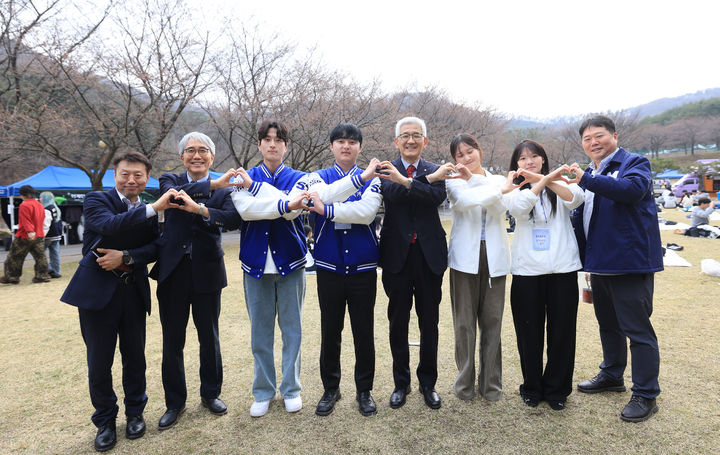 [서울=뉴시스] 임연수(오른쪽 네번째) 명지대 총장과 재학생 및 교직원들이 자연캠퍼스 벚꽃축제에서 사진 촬영을 하고 있다. (사진=명지대 제공) 2026.04.03. photo@newsis.com *재판매 및 DB 금지