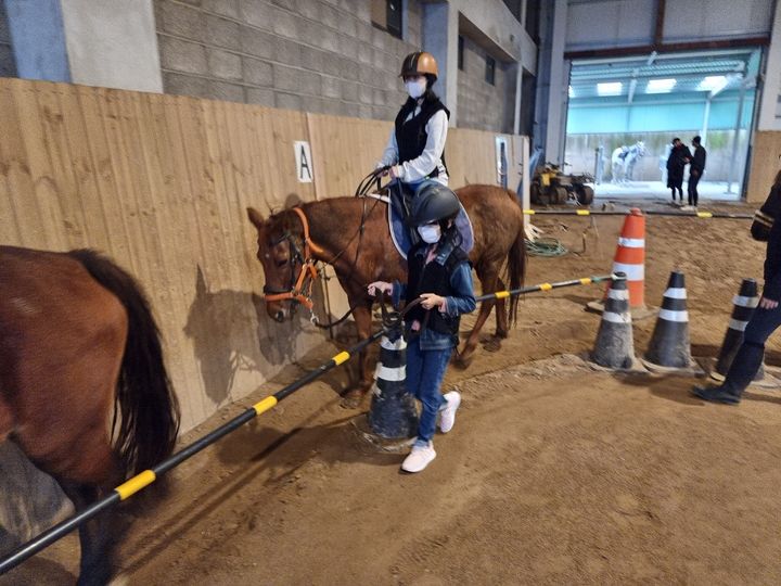 [제주=뉴시스] 제주시 학생 승마 교육 운영 모습. (사진=제주시 제공) 2026.04.03. photo@newsis.com *재판매 및 DB 금지
