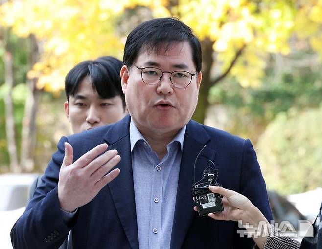 [안양=뉴시스] [서울=뉴시스] 김혜진 기자 = 대장동 개발 비리 의혹으로 재판에 넘겨진 유동규 전 성남도시개발공사 본부장이 31일 서울 서초구 중앙지법에서 열린 1심 선고공판에 출석하며 입장을 밝히고 있다. (공동취재) 2025.10.31. photo@newsis.com