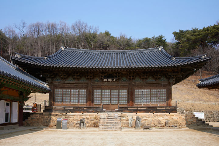 [서울=뉴시스] 안동 봉정사 대웅전 앞 괘불 지주 (사진=성보문화유산연구원 제공) 2026.04.03. photo@newsis.com *재판매 및 DB 금지