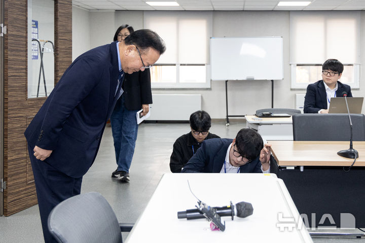 [서울=뉴시스] 조성봉 기자 = 대구시장 출마를 선언한 김부겸 전 국무총리가 3일 오전 서울 여의도 더불어민주당 중앙당사에서 열린 후보자 면접에서 인사을 하고 있다. (공동취재)2026.04.03. photo@newsis.com