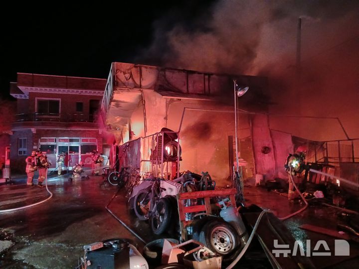 [포항=뉴시스] 안병철 기자 = 3일 오전 2시6분께 경북 포항시 북구 신광면 한 카센터에서 화재가 발생했다.(사진=포항북부소방서 제공) 2026.04.03. photo@newsis.com