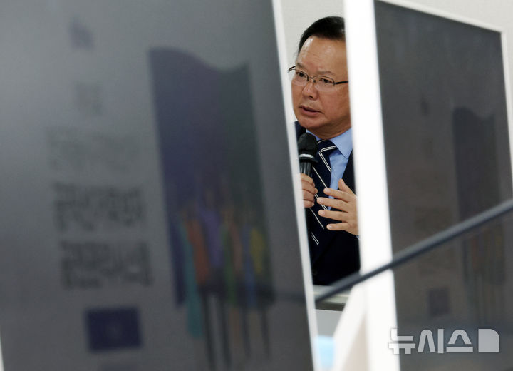 [서울=뉴시스] 조성봉 기자 = 대구시장 출마를 선언한 김부겸 전 국무총리가 3일 오전 서울 여의도 더불어민주당 중앙당사에서 열린 후보자 면접에서 포부를 밝히고 있다. (공동취재)2026.04.03. photo@newsis.com