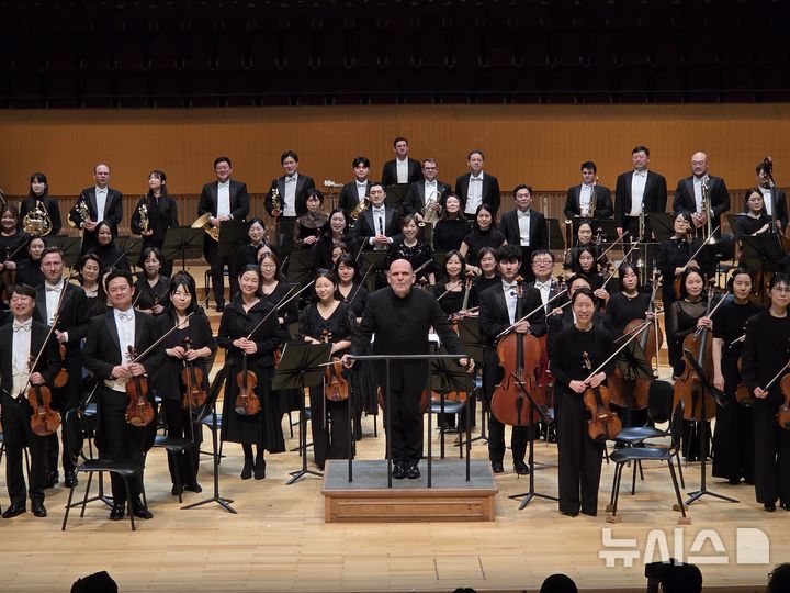 [서울=뉴시스] 조기용 기자 = 지난 2일 서울 송파구 롯데콘서트홀에서 서울시립교향악단이 브루크너의 교향곡 제4번을 연주했다. 2026.04.03. excuseme@newsis.com