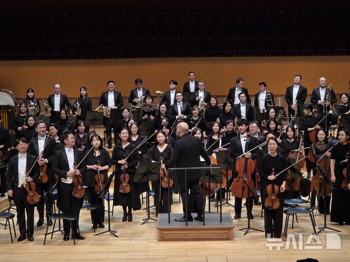 [서울=뉴시스] 조기용 기자 = 지난 2일 서울 송파구 롯데콘서트홀에서 서울시립교향악단이 브루크너의 교향곡 제4번을 연주했다. 2026.04.03. excuseme@newsis.com