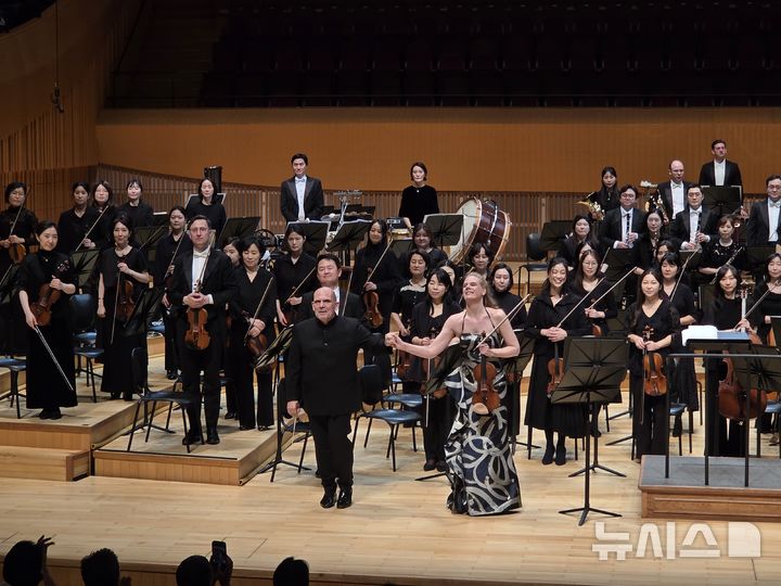 [서울=뉴시스] 조기용 기자 = 지난 2일 서울 송파구 롯데콘서트홀에서 서울시립교향악단이 네덜란드 바이올리니스트 시모네 람스마와 존 애덤스의 바이올린 협주곡을 연주했다. 2026.04.03. excuseme@newsis.com