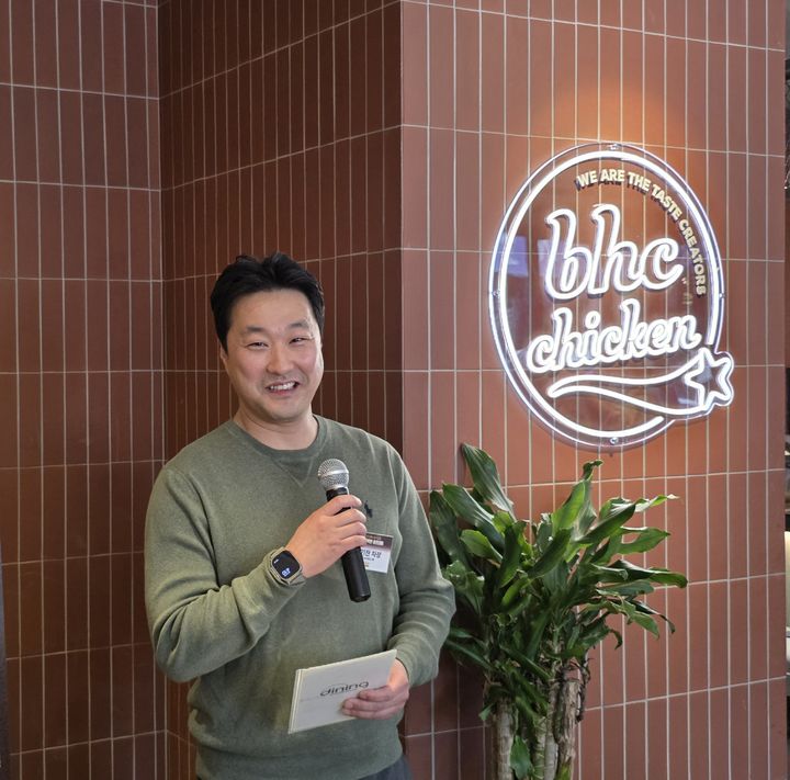 [서울=뉴시스] 김상윤 기자 = 이기찬 bhc R&D센터 메뉴개발팀 차장이 쏘이갈릭킹에 대해 설명하고 있다. 2026.04.03 kimsy@newsis.com *재판매 및 DB 금지 *재판매 및 DB 금지