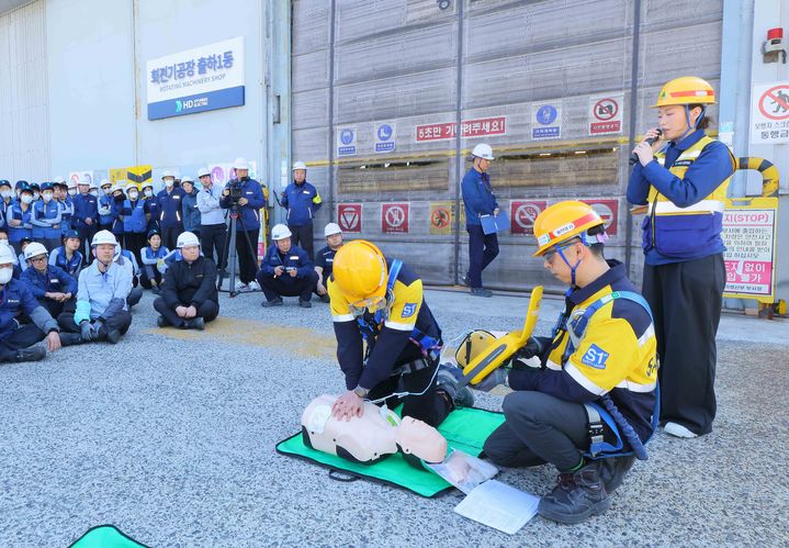 [울산=뉴시스] 지난 2일 HD현대일렉트릭 울산 회전기공장에서 임직원과 지역 중소기업 및 협력사 관계자 등 300여명이 참석한 가운데 '안전보건 상생협력 비상대응훈련'이 진행됐다. (사진=HD현대일렉트릭 제공) 2026.04.03. photo@newsis.com *재판매 및 DB 금지