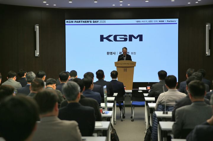 [서울=뉴시스] 곽재선 KGM 회장이 '2026년 파트너스 데이(KGM PARTNER’S DAY 2026)' 행사에서 환영사를 하고 있다.(사진=KG모빌리티 제공) *재판매 및 DB 금지