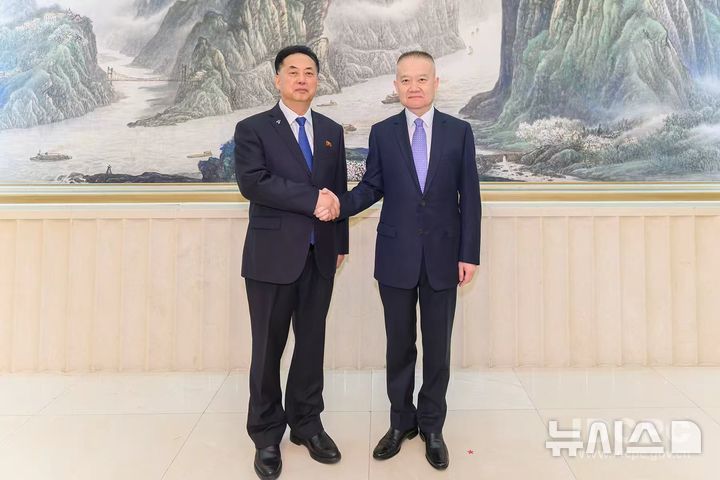 [베이징=뉴시스] 류하이싱 중국 공산당 대외연락부장(사진 오른쪽)은 2일 리룡남 주중 북한대사를 만나 조선노동당 제9차 대회 관련 상황에 대해 설명을 들었다고 대외연락부가 밝혔다.(사진=중국공산당 대외연락부 홈페이지 갈무리) 2026.04.03 photo@newsis.com