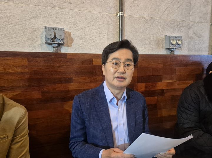 [의정뷰=뉴시스] 이병희 기자 = 더불어민주당 김동연 경기도지사 경선 후보가 3일 의정부의 한 카페에서 '5대 권역별 핵심 공약' 발표 기자간담회를 진행하고 있다. 2026.04.03. iambh@newsis.com *재판매 및 DB 금지