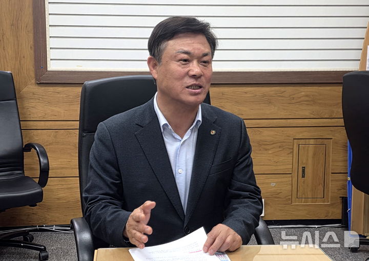 [정읍=뉴시스] 민주당 내 정읍시장선거 공청경쟁 상대인 안수용·김대중·최도식·이상길 예비후보의 의혹 제기와 공개토론회 제안에 이학수 시장이 답변하고 있다. 2026.04.03. kjh6685@newsis.com *재판매 및 DB 금지