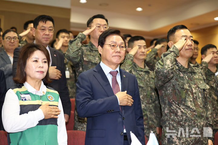 [창원=뉴시스]박완수 경남도지사가 3일 오전 함안군 소재 육군 제39보병사단 충무아트홀에서 열린 제58주년 예비군의 날 기념행사에 참석해 국기에 대한 경례를 하고 있다.(사진=경남도 제공) 2026.04.03. photo@newsis.com