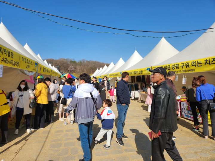 [서울=뉴시스] 이천백사산수유꽃축제. (사진=이천산수유마을 네이버 플레이스 캡처) *재판매 및 DB 금지