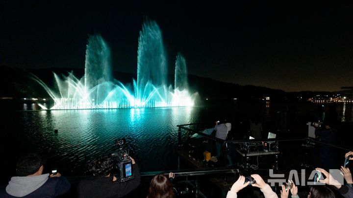 [오산=뉴시스] 오산시 서랑저수지 음악분수 시연 모습 (사진=오산시 제공) 2026.04.03.photo@newsis.com 