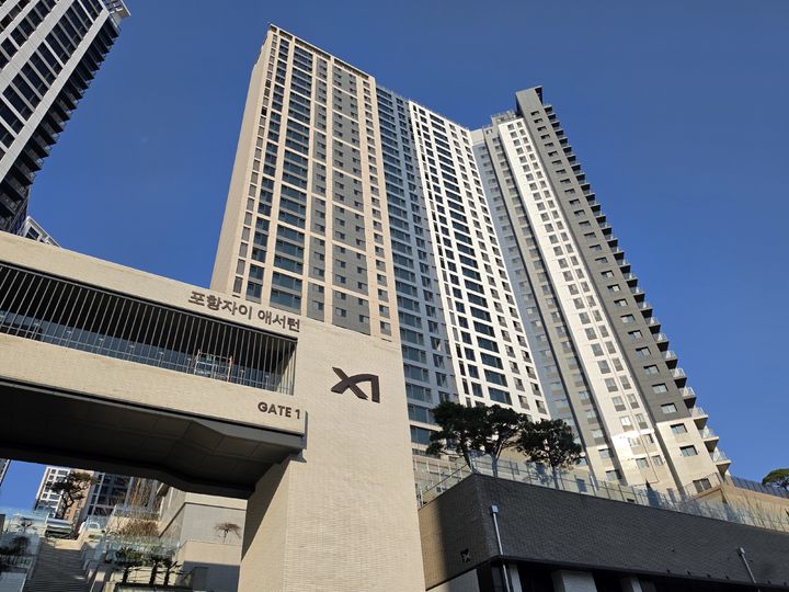 [서울=뉴시스] 포항자이 애서턴 단지 전경 및 문주사진. (사진=GS건설 제공) 2026.04.03. photo@newsis.com *재판매 및 DB 금지