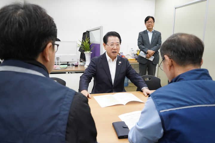 [광주=뉴시스] 김영록 전남광주특별시장 예비후보가 3일 오전 광주 선거사무실에서 전국공무원노조 광주지역본부 광주시지부와 전남도청공무원노동조합 관계자와 대화를 나누고 있다. (사진 = 김 후보 측 선거사무소 제공). 2026.04.03. photo@newsis.com. *재판매 및 DB 금지