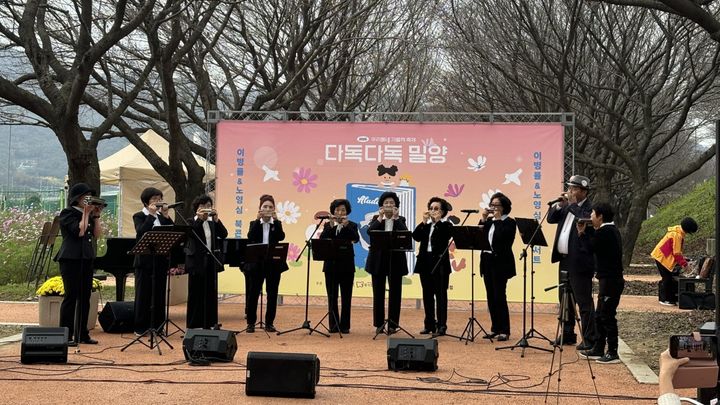 [밀양=뉴시스] 사랑샘 오카리나 동아리가 밀양시 우리동네 가을책 축제에서 공연을 하고 있다. (사진=밀양시 제공) 2026.04.03. photo@newsis.com *재판매 및 DB 금지