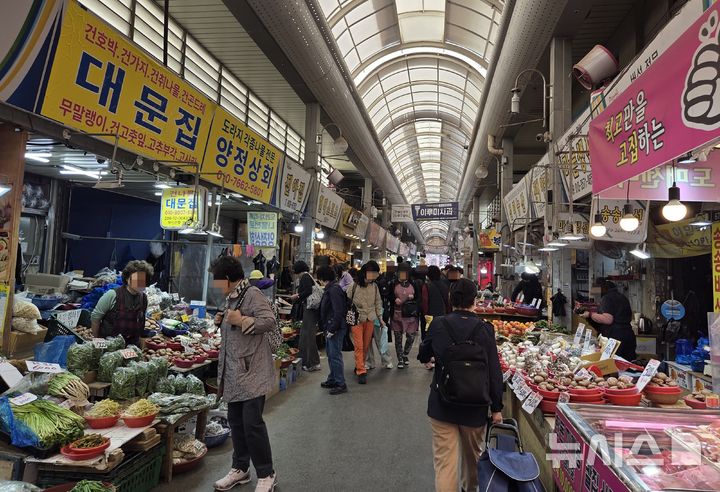 [부산=뉴시스] 3일 부산 부산진구 부전시장에 상인과 시민들의 모습이 보이고 있다. 2026.04.03. mingya@newsis.com