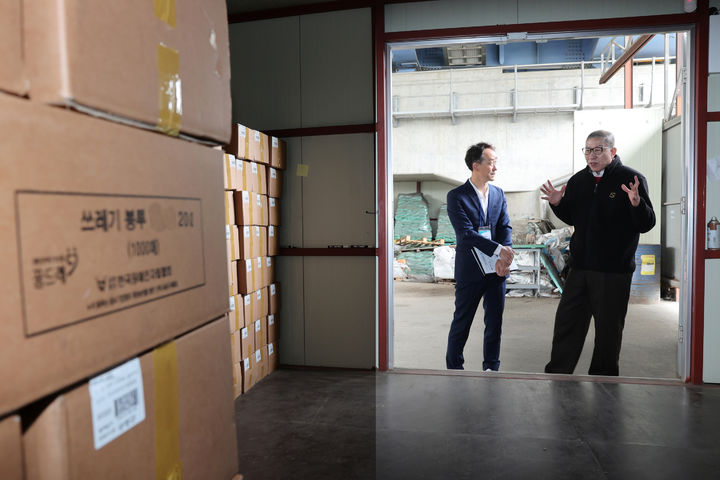 [부산=뉴시스] 박형준 부산시장은 3일 수영구 내 종량제봉투 보관창고를 방문해 실제 비축 물량과 출고 현황을 점검했다. 박 시장(오른쪽)이 관계자와 이야기를 나누고 있다. (사진=부산시 제공) 2026.04.03. photo@newsis.com *재판매 및 DB 금지