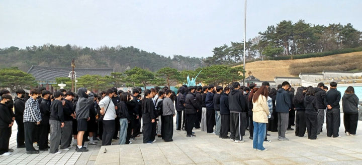 [광주=뉴시스] 3일 광주 광산중학교 학생들이 국립5·18민주묘지를 참배하고 있다. (사진=광주시교육청 제공) photo@newsis.com *재판매 및 DB 금지