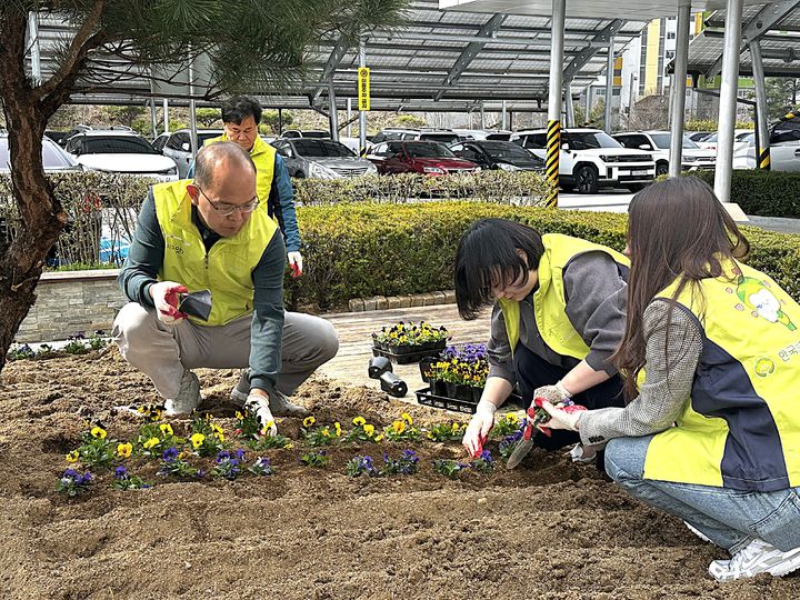 식목일 맞이 노사 공동 나무심기. *재판매 및 DB 금지