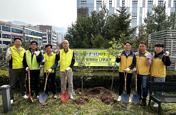 식목일 맞이 노사 공동 나무심기. *재판매 및 DB 금지
