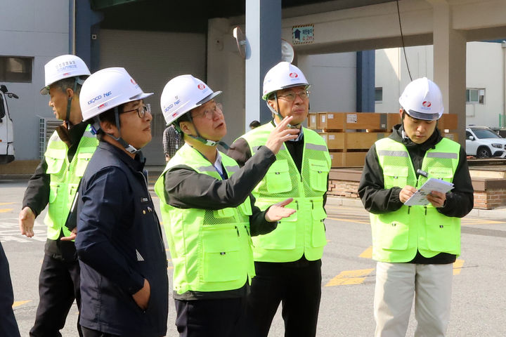 [세종=뉴시스]정창진 한전원자력연료 사장과 노동조합 관계자들이 화재 예방 시설을 점검하고 있다.(사진=한전원자력연료 제공) *재판매 및 DB 금지