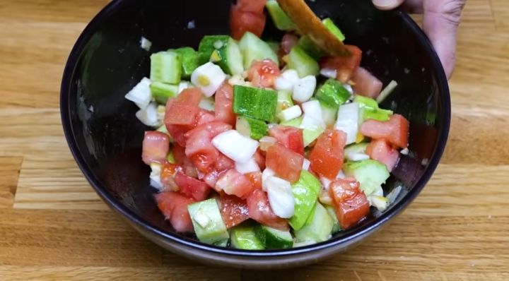 [서울=뉴시스] 유튜버 '김대석 셰프'가 자신의 채널을 통해 '토마토 오이 샐러드' 레시피를 선보였다. (사진=유튜브 '김대석 셰프 TV' 캡처) 2026.04.03.