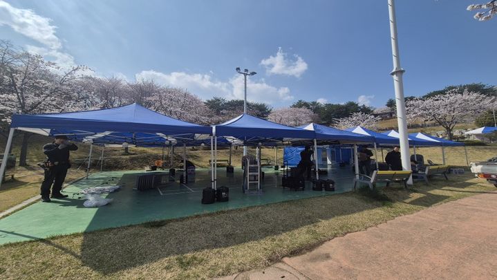 [강릉=뉴시스] 3일 강릉소방서가 벚꽃축제를 앞두고 민관 합동 안전점검을 실시하고 있다.(사진=강릉소방서 제공)photo@newsis.com *재판매 및 DB 금지