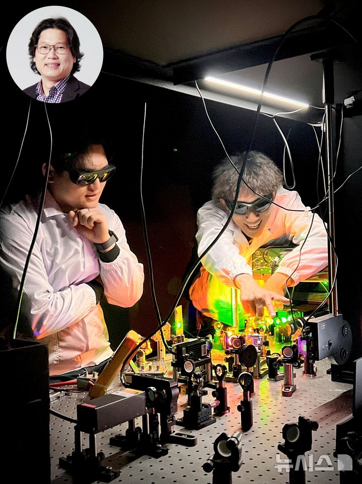 [포항=뉴시스] = 포스텍 물리학과·반도체공학과·융합대학원·반도체대학원 박경덕 교수 연구팀이 2차원 반도체의 '엑시톤(exciton)' 이동을 나노미터(10억분의 1m) 공간에서 정밀하게 제어해 애초보다 최대 8300%까지 증폭 시키는 새로운 물리 현상을 세계 최초로 발견했다. 사진 위 박경덕 교수와 문태영(왼쪽 아래) 통합과정, 이형우 박사. (사진=포스텍 제공) 2026.04.03. photo@newsis.com