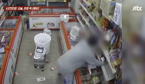 [서울=뉴시스] 한 남성이 경기 고양시에 위치한 무인 아이스크림 매장에서 난동을 부리고 있다. (영상=JTBC '사건반장' 캡처) *재판매 및 DB 금지