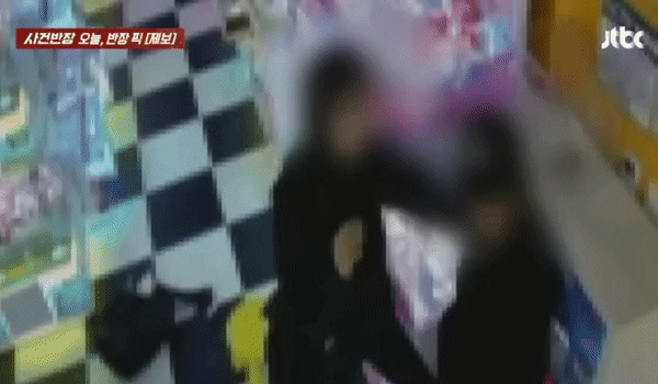 [서울=뉴시스] 경기 한 무인 인형 뽑기 매장에서 10대로 추정되는 여학생 두 명이 지폐 교환기 문을 뜯어낸 뒤 돈을 훔치고 있다. (영상=JTBC '사건반장' 캡처) *재판매 및 DB 금지