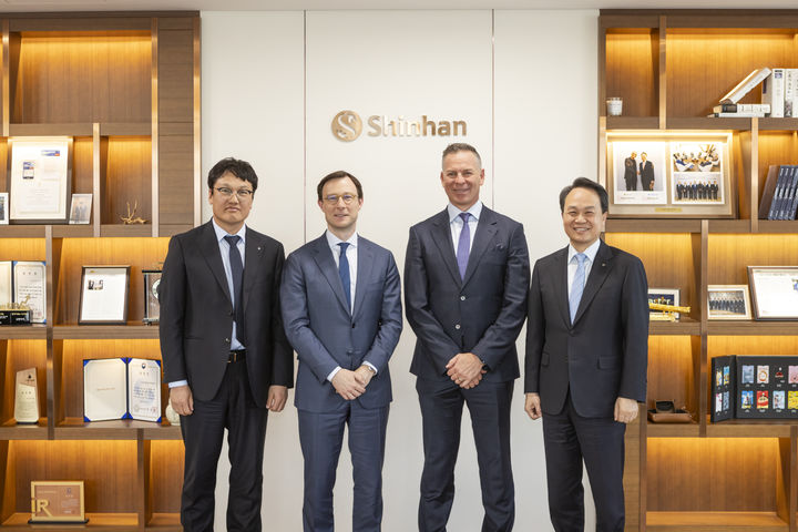 2일 서울 중구 신한금융 본사에서 (왼쪽부터)박창훈 신한카드 사장, 올리버 젠킨 비자그룹 사장, 스티븐 카핀 비자AP 사장, 진옥동 신한금융그룹 회장이 기념촬영을 하고 있다. (사진=신한금융 제공) *재판매 및 DB 금지