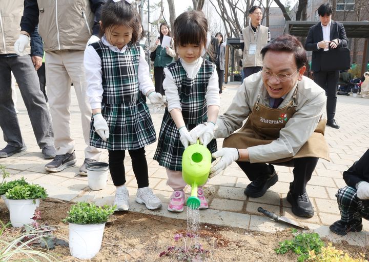 [서울=뉴시스] 강남구 양재천 참여의 숲 조성 행사. 2026.04.03. (사진=강남구 제공) *재판매 및 DB 금지