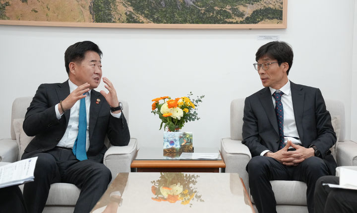 [제주=뉴시스] 오영훈(왼쪽) 제주지사와 송상교 진실·화해를위한과거사정리위원회 위원장이 지난 2일 오후 제주도청 집무실에서 면담하고 있다. (사진=제주도 제공) 2026.04.03. photo@newsis.com *재판매 및 DB 금지