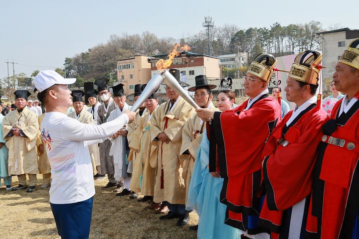 [예천=뉴시스] 김진호 기자 = 제64회 경북도민체전이 개막된 3일 예천군 개심사지에서 채화한 성화를 봉송자에게 전달하고 있다. (사진=예천군 제공) 2026.04.03. photo@newsis.com *재판매 및 DB 금지