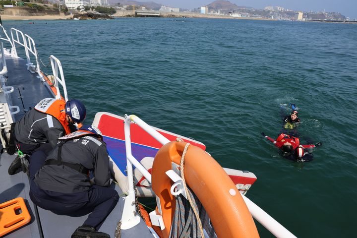 [동해=뉴시스] 동해해경이 파출소 직원을 대상으로 구조역량 강화 훈련을 실시하고 있는 가운데 익수자 구조 훈련을 실시하고 있다.(사진=동해해경 제공)photo@newsis.com *재판매 및 DB 금지