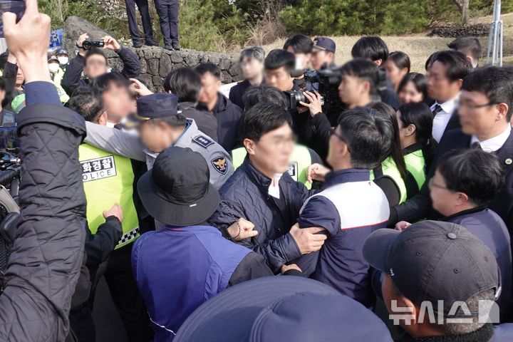 [제주=뉴시스] 오영재 기자 = 4일 오전 제주시 봉개동 제주4·3 평화공원 앞에서 제78주년 제주4·3 희생자 추념식이 열리기 전 제주4·3 및 시민사회단체가 극우 성향 유튜버 등과 충돌해 경찰이 치안 관리에 나서고 있다. 2026.04.03. oyj4343@newsis.com