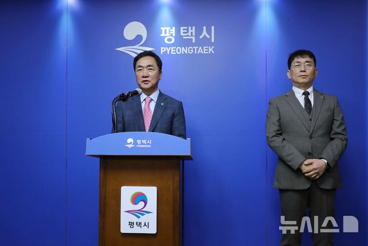 [평택=뉴시스] 정장선 경기 평택시장(왼쪽)과 홍승완 한국토지주택공사(LH) 평택사업본부장. (사진=평택시 제공) 2026.04.03. photo@newsis.com 